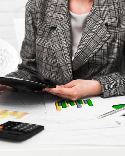 empresaria-trabajando-escritorio-oficina_23-2148194732